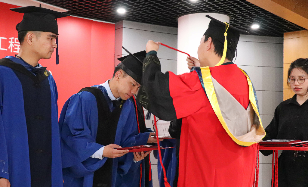 1616935456453084370.png 11 优秀毕业生获奖者颁奖1.png