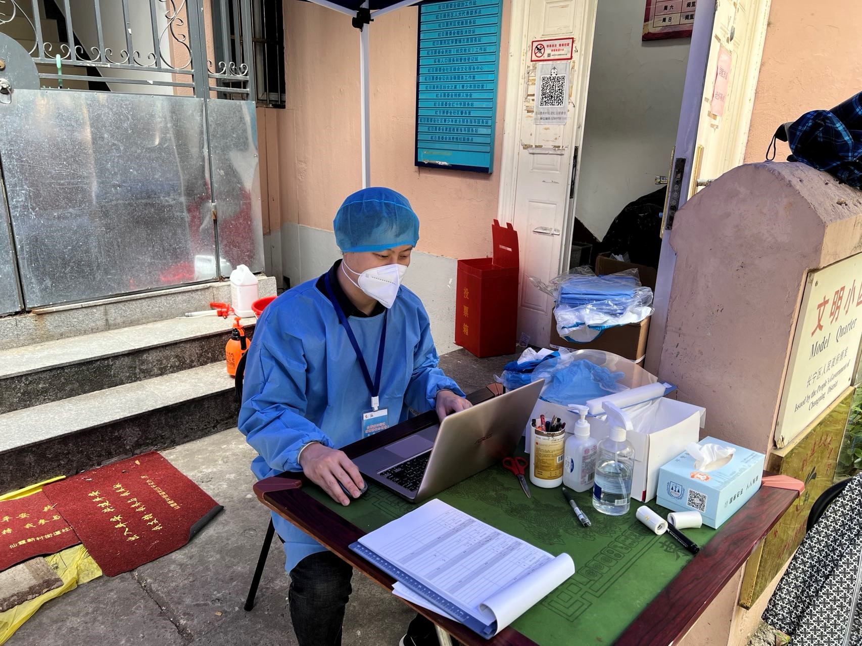 1655271488002036269.jpg 图3 科研防疫两不误.jpg