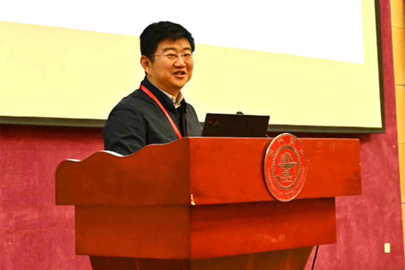 图片10大会报告主持人谢刚.jpg 图片10大会报告主持人谢刚.jpg